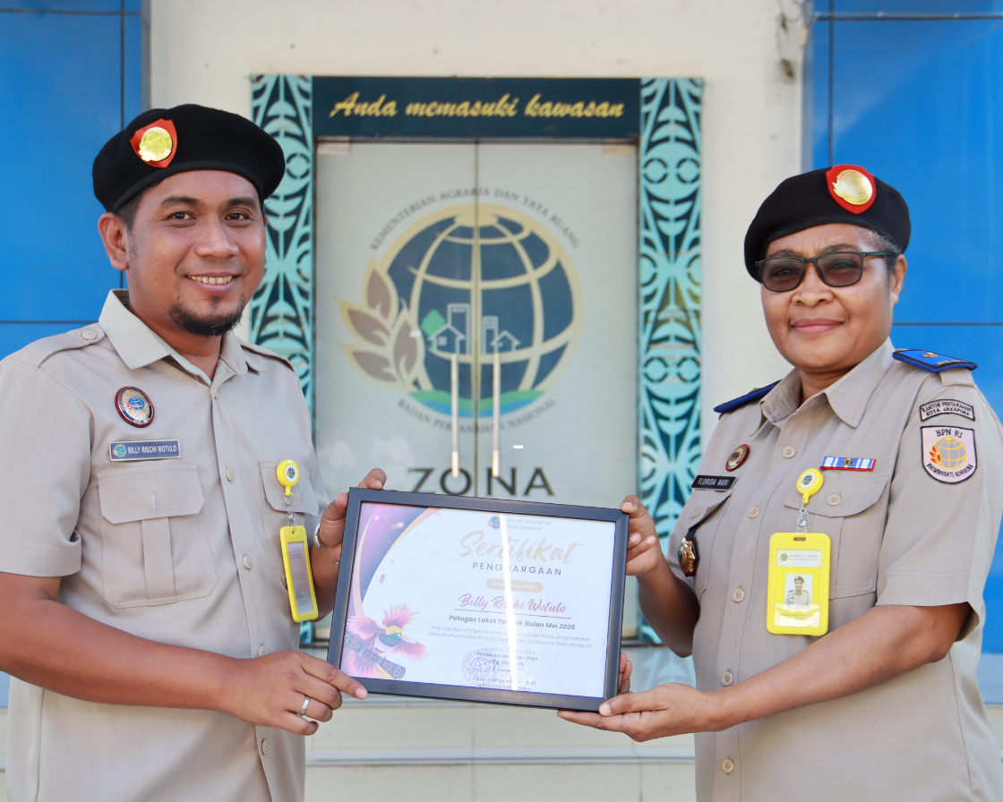 Kantah Kota Jayapura Serahkan Penghargaan Petugas Loket Terbaik Bulan Mei kepada Billy Rischi Wotulo